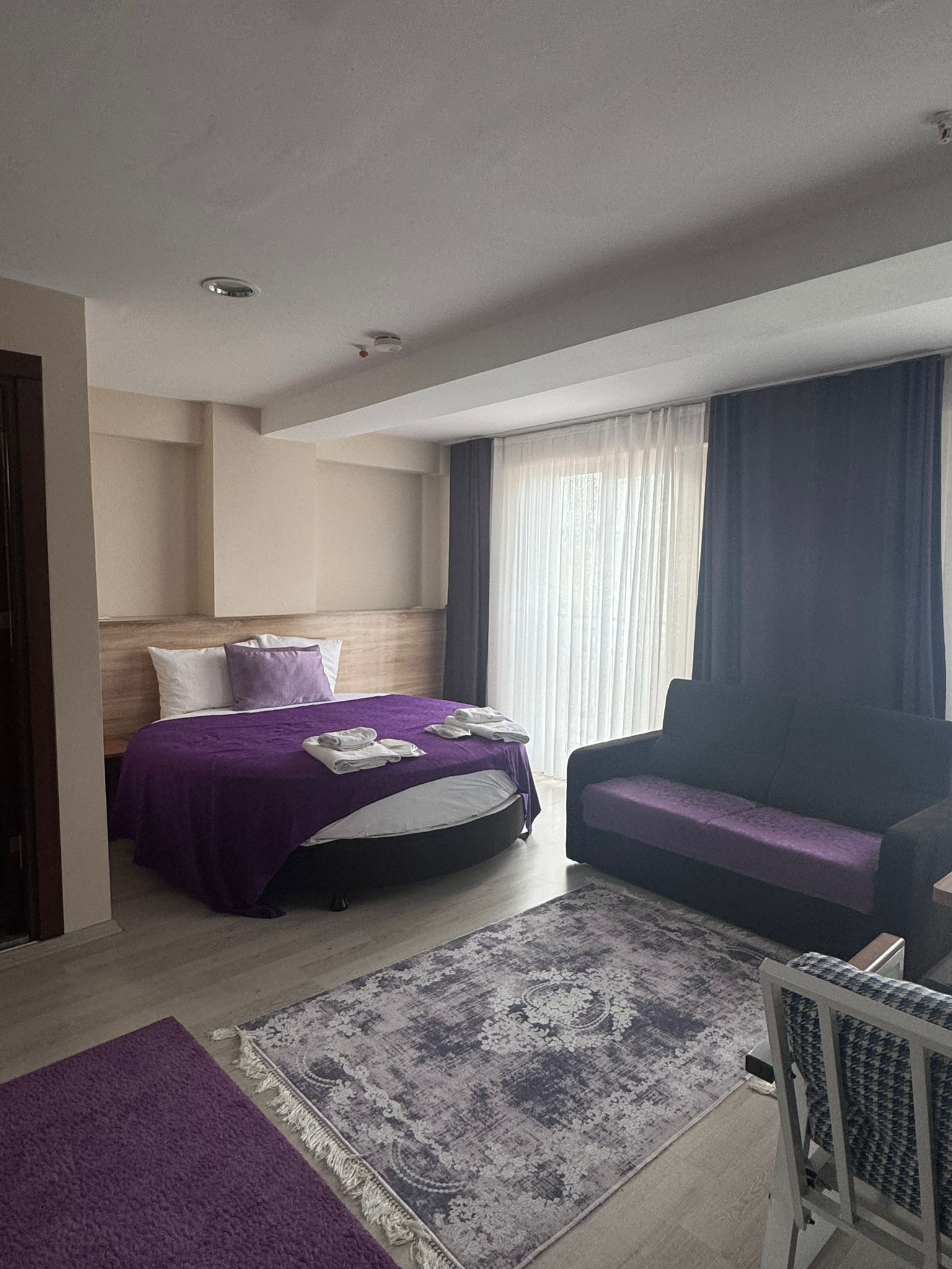 Muebles diferentes, escritorio, sistema de insonorización y wifi gratis 