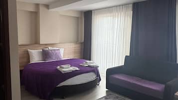 Muebles diferentes, escritorio, sistema de insonorización y wifi gratis