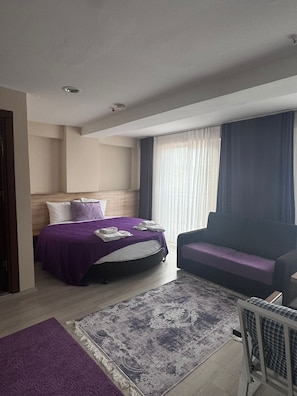 Deluxe kamer, 1 kingsize bed | Individueel gemeubileerd, een bureau, gratis wifi