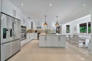 Jääkaappi, mikroaaltouuni, uuni, liesi