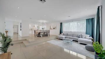 TV, fireplace, Netflix, Hulu