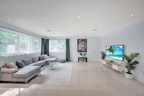 TV, caminetto, Netflix, Hulu