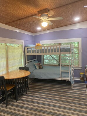 3 bedrooms, iron/ironing board, free WiFi, bed sheets - 1920's Style for the 2020's (Ocean Springs)