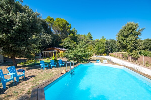 Una piscina al aire libre