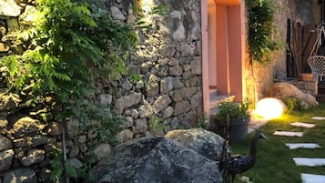 Romantic House, Ensuite, Valley View (- De Charme) | Garden