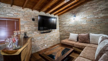 Televisión y chimenea