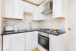 Shared kitchen - Budget Apartment Next to Kings Cross - Eurostar (London)