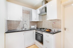Deluxe Apartment, Private Bathroom (4) | Shared kitchen