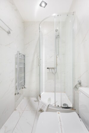 Apartemen Deluks, kamar mandi pribadi (4) | Kamar mandi