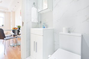 Bathroom - Budget Apartment Next to Kings Cross - Eurostar (London)