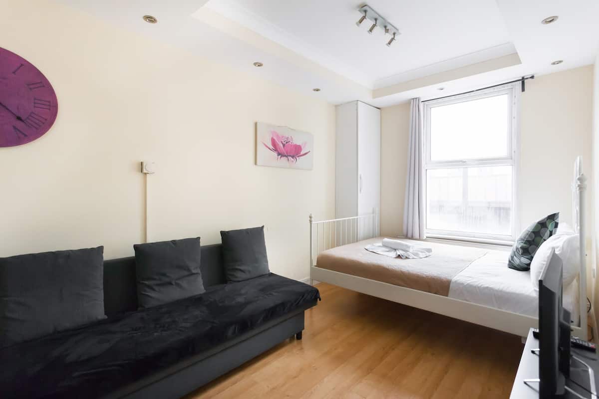 Quadruple Room, Private Bathroom | Lounge