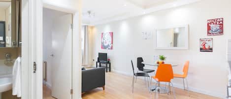 Standard Apartment, Private Bathroom (1) | Dining