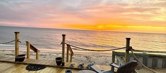 𝑩𝑨𝒀 𝑺𝑰𝑫𝑬 𝑹𝑬𝑻𝑹𝑬𝑨𝑻, ON THE SANDS OF THE 𝐂𝐇𝐄𝐒𝐀𝐏𝐄𝐀𝐊𝐄 𝐁𝐀𝐘