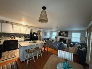 Smart TV, chimenea, libros