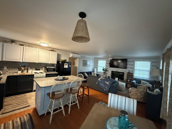 Smart TV, chimenea y libros 