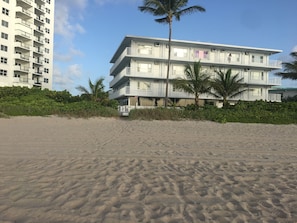 Exterior - Gorgeous studio steps from the sand  (Pompano beach)