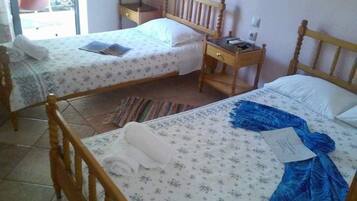 Standard Studio | Laptop workspace, blackout drapes, WiFi (free), bed sheets