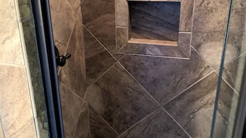 Combinazione doccia/vasca, asciugamani, sapone, carta igienica