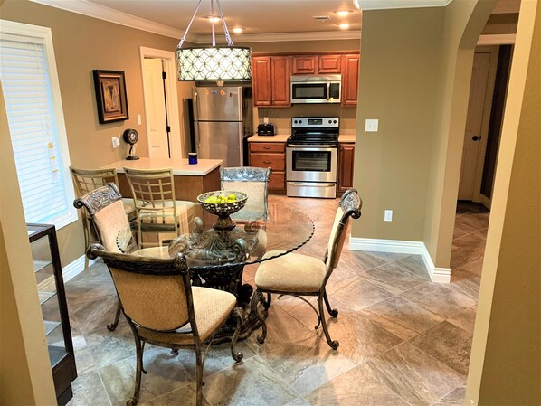 Een koelkast, een microgolfoven, een oven, een kookplaat