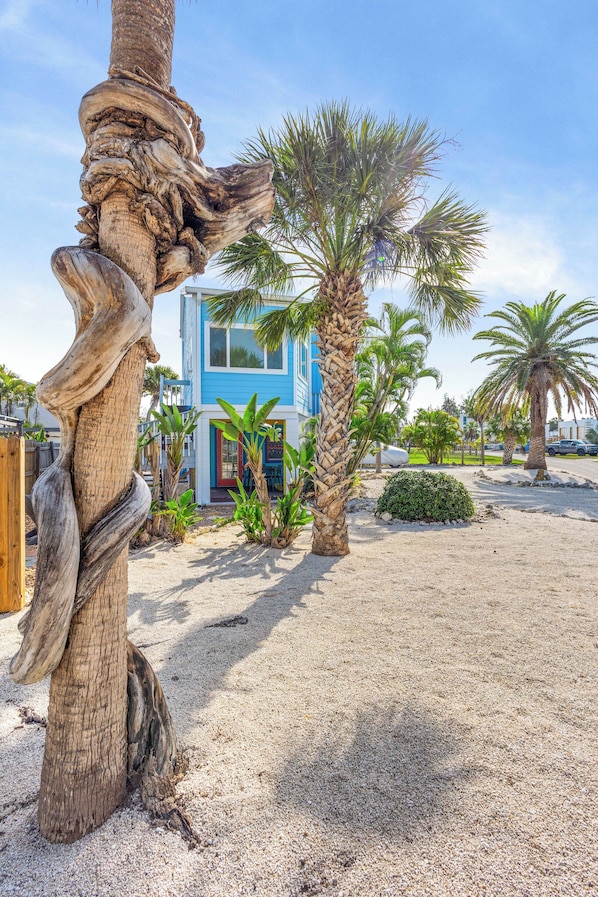 Property grounds - Charming Longboat Village Hideaway–2BR in a Quiet Coastal Neighborhood by RVA (Longboat Key)