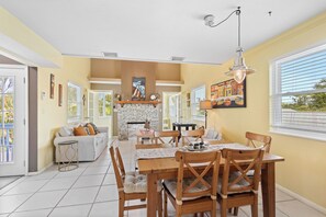 Dining - Charming Longboat Village Hideaway–2BR in a Quiet Coastal Neighborhood by RVA (Longboat Key)
