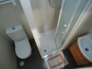 Séchoir à cheveux, serviettes fournies, shampooing, papier de toilette