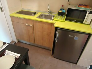 Réfrigérateur, four à micro-ondes, surface de cuisson