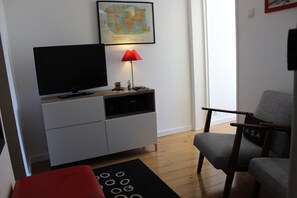Téléviseur, livres, chaîne audio