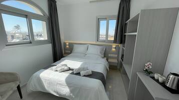 Minibar, coffres-forts dans les chambres, bureau, rideaux occultants