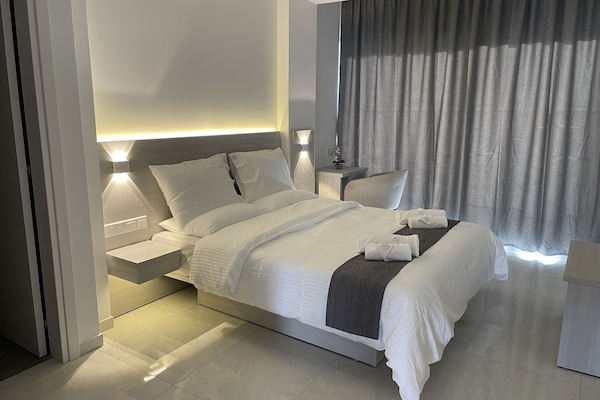 Een minibar, een kluis op de kamer, een bureau, verduisterende gordijnen