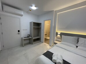 Minibar, in-room safe, desk, blackout curtains - La Veranda Hotel (Larnaca)