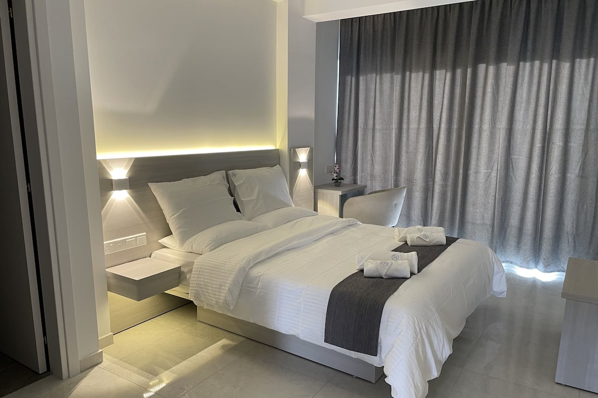 Minibar, Zimmersafe, Schreibtisch, Verdunkelungsvorhänge