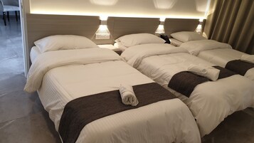 Minibar, caja de seguridad en la habitación y escritorio 