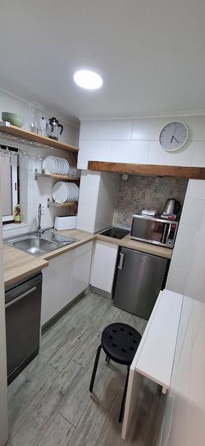 Fridge, microwave, stovetop, dishwasher