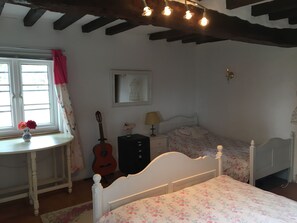 2 bedrooms, iron/ironing board, WiFi