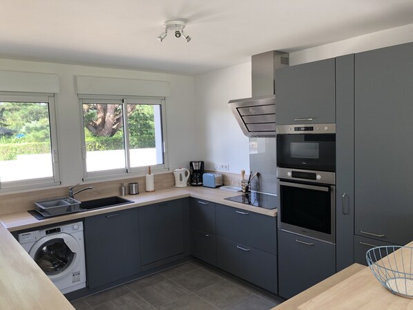 Kühlschrank, Mikrowelle, Ofen, Herdplatte