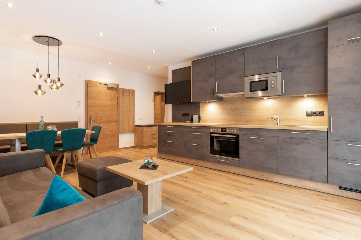 Flat-screen TV, heated floors