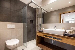 Apartment, Terrace (Deluxe Suite) | Bathroom | Hair dryer, towels - Aparthotel Lerch (Kappl)