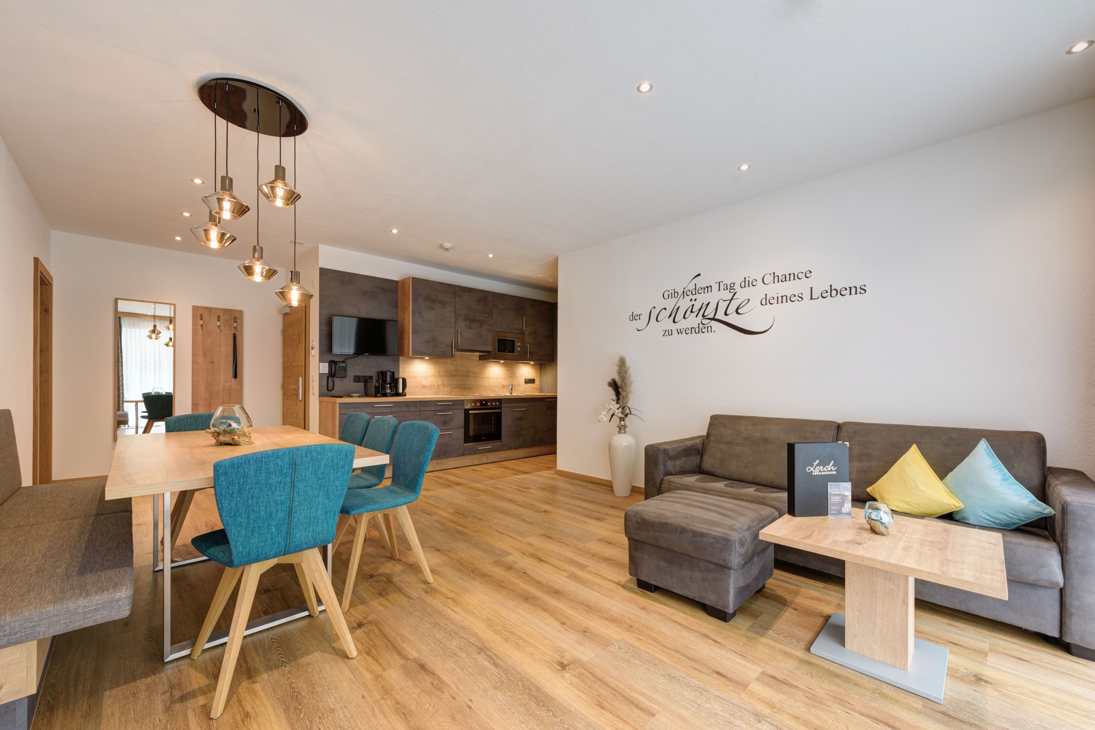 Apartamento, planta baja (Austria Suite) | Zona de estar | Una televisión de pantalla plana, suelo radiante