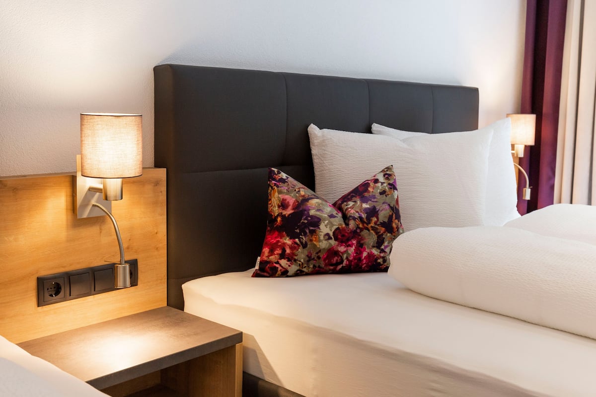 1 Schlafzimmer, Zimmersafe, Schreibtisch, laptopgeeigneter Arbeitsplatz