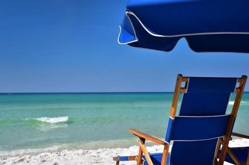 Beautiful 2/2 condo in Maravilla- Pet Friendly! Steps from beach, sleeps 6.