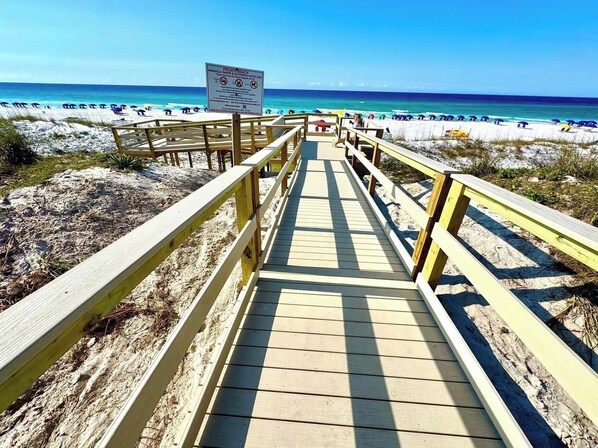 Playa privada, camastros y toallas de playa