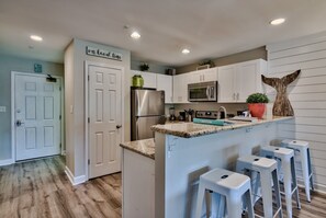 Frigorífic, microones, forn i placa de cuina 