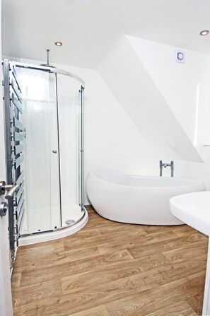 Bathtub, hair dryer, towels, soap - Open Plan modern Cottage by Whitby Rugby Field with large drive & EV fast charge (Whitby)
