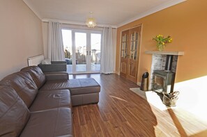 Smart-TV, Kamin, DVD-Player, Tischfußball