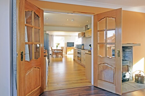 Open Plan modern Cottage by Whitby Rugby Field with large drive & EV fast charge