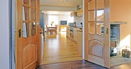 Open Plan modern Cottage by Whitby Rugby Field with large drive & EV fast charge