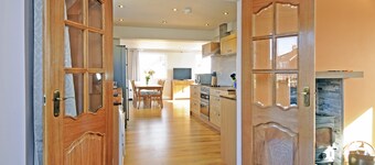 Open Plan modern Cottage by Whitby Rugby Field with large drive & EV fast charge