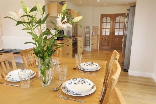 Open Plan modern Cottage by Whitby Rugby Field with large drive & EV fast charge