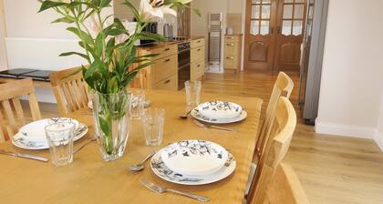 Open Plan modern Cottage by Whitby Rugby Field with large drive & EV fast charge